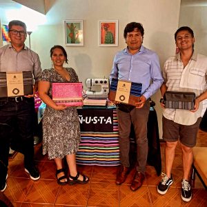 VISITA A EMPRENDIMIENTO AYMARA CON MATERIALES REUTILIZADOS Y DEGRADABLES